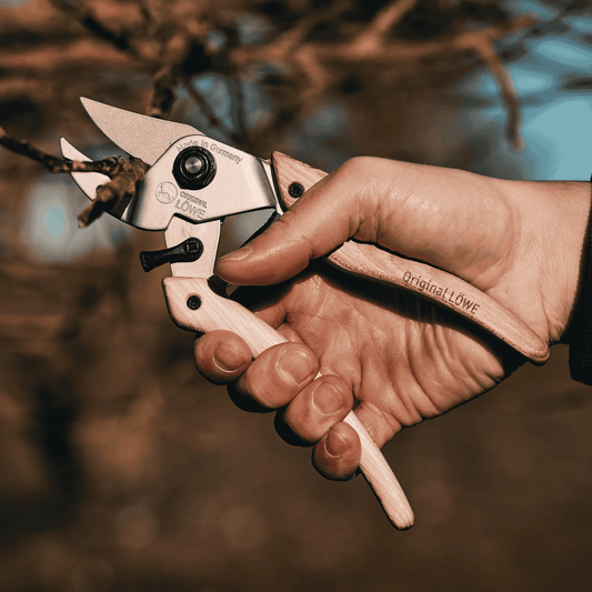 Cutting with Original Lowe N7 Natural Series Pruner