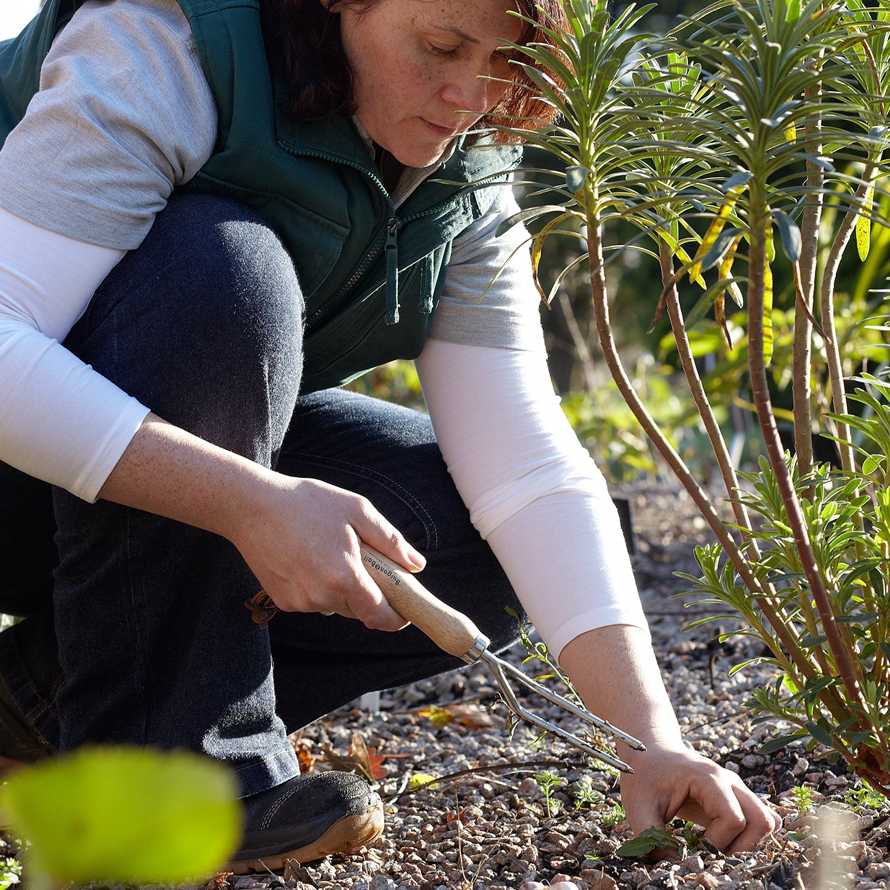 This Burgon & Ball stainless steel weeding fork is endorsed by the Royal Horticultural Society, perhaps the ultimate accolade in the gardening world.