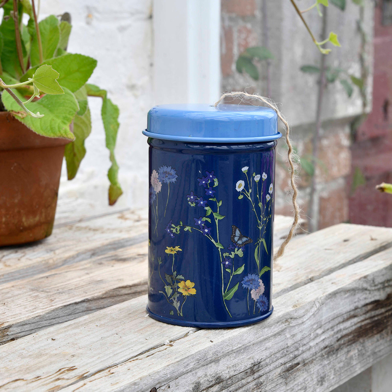 This stylish tin holds 120m of strong three-ply jute twine.