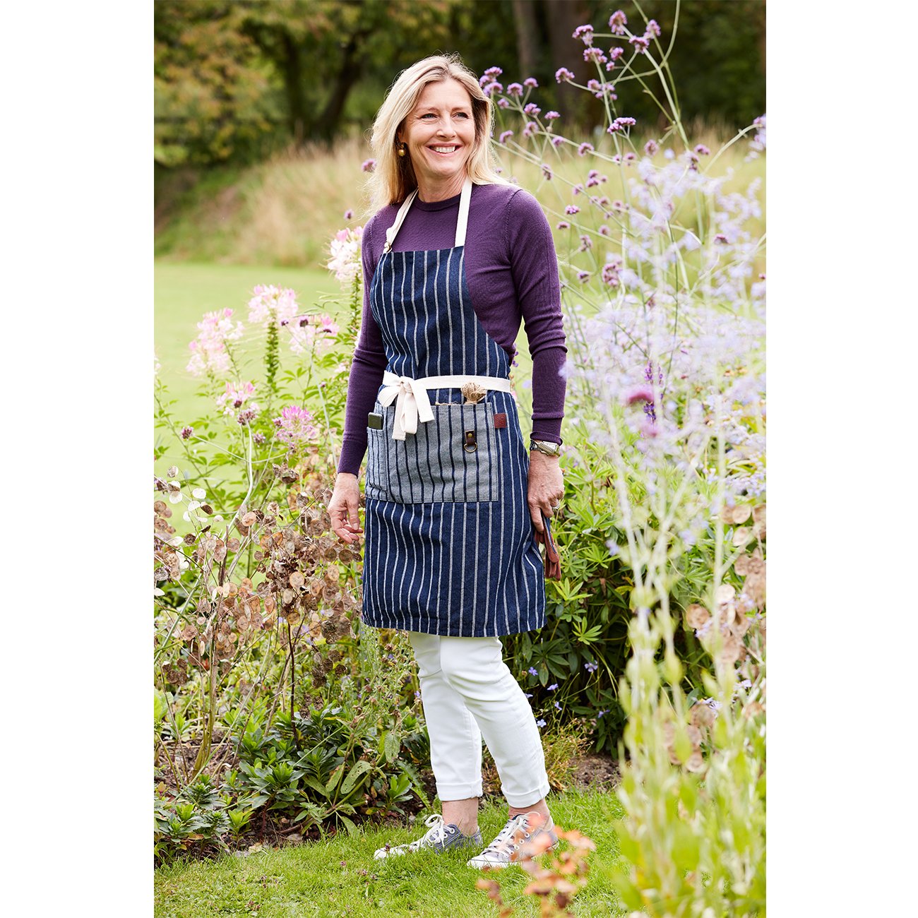 This full apron will keep your clothes immaculately clean while gardening, with a bib to keep you clean from top to toe - well, nearly! - when things get really messy.