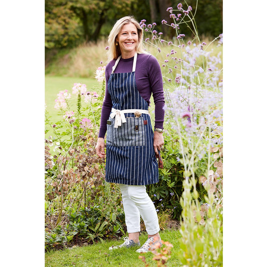 This full apron will keep your clothes immaculately clean while gardening, with a bib to keep you clean from top to toe - well, nearly! - when things get really messy.