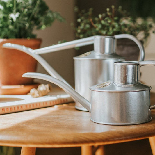An elegantly curved non-drip spout delivers pinpoint watering accuracy, helping avoid splashes around your potted plants.