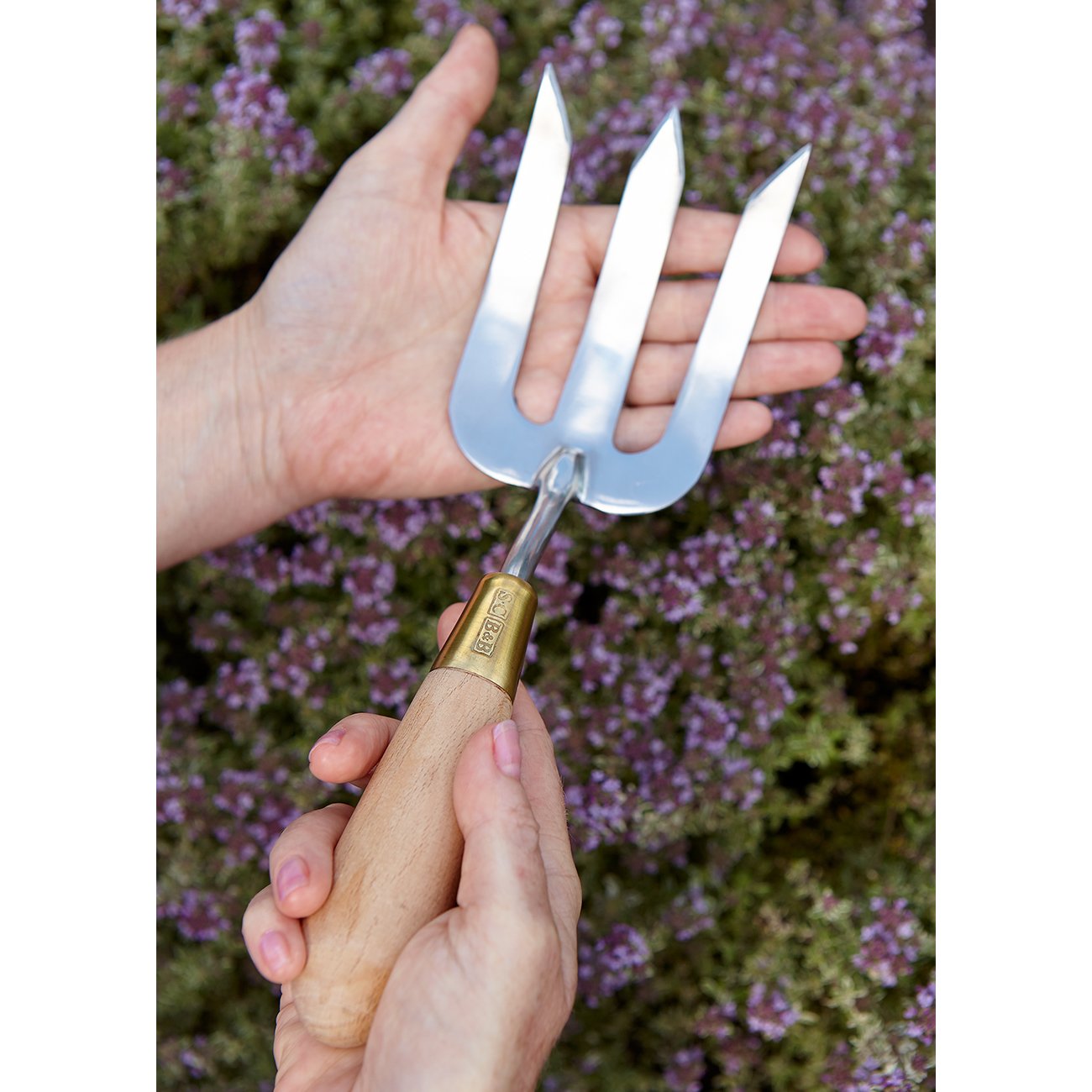 The waxed FSC beechwood handle is smooth and fits snugly into the hand, while the brass ferrule ensures a secure connection between tool head and handle. The etched Sophie Conran for Burgon & Ball maker’s mark adds a distinctive finishing touch.