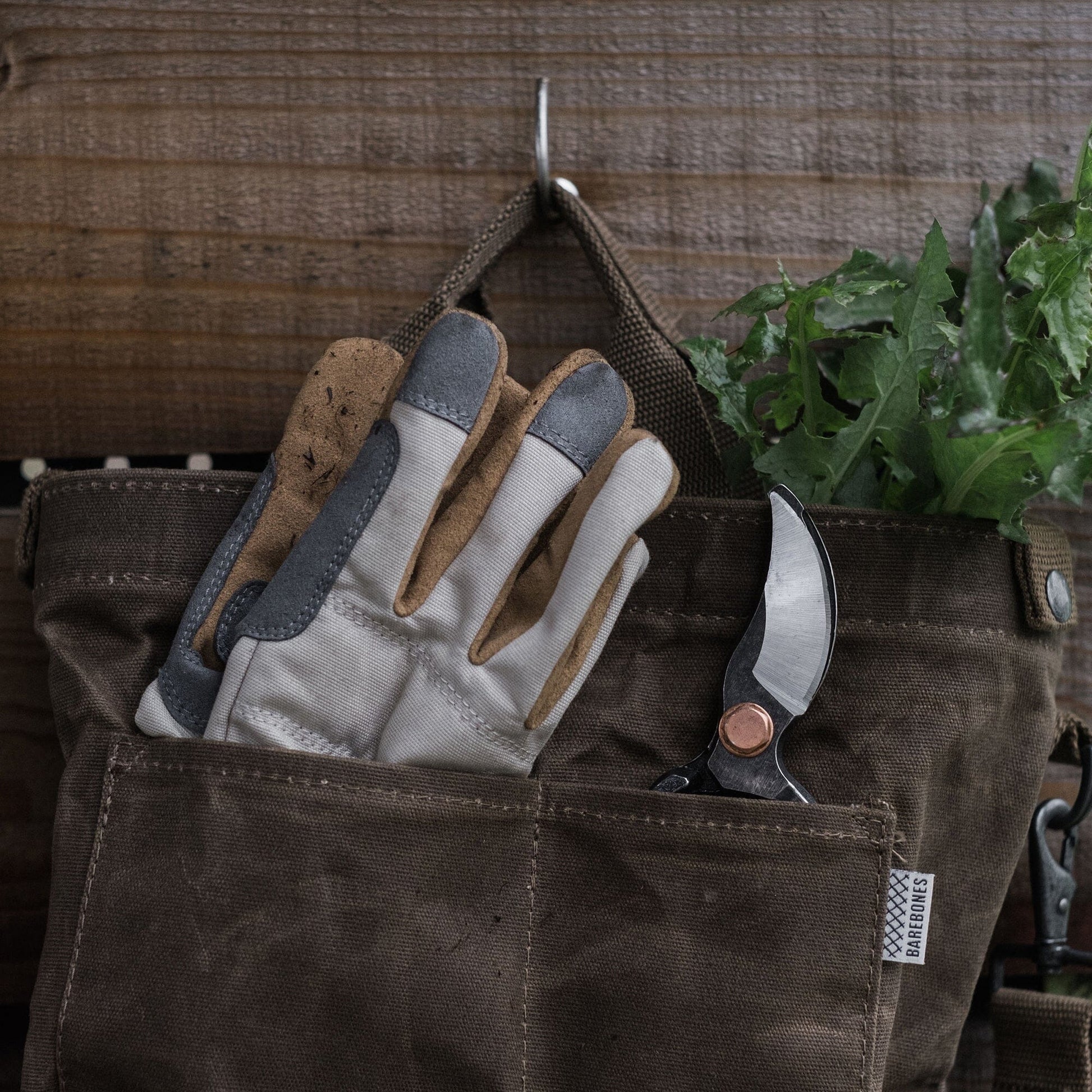 Barebones Leepa Gardening Gloves in Foraging Bag