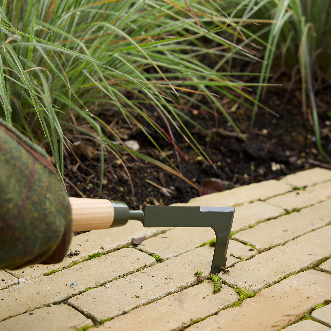 Weeding Patio with BoronGreen Block Paving Knife