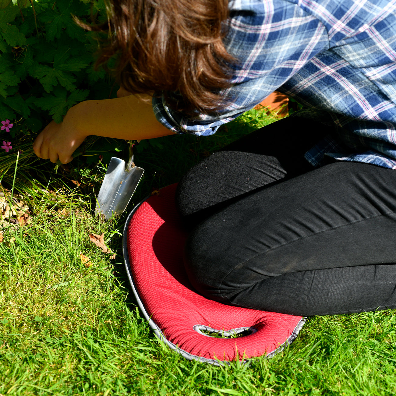 Gardening with Burgon & Ball Sangria Kneelo® Garden Kneeler