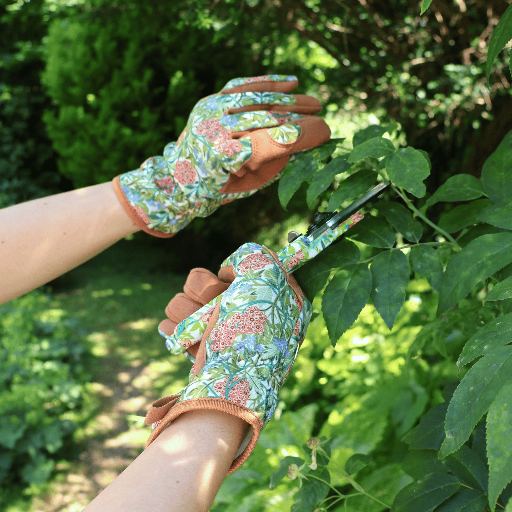 Gardening in Orange Grove William Morris Gloves, Jasmine Green