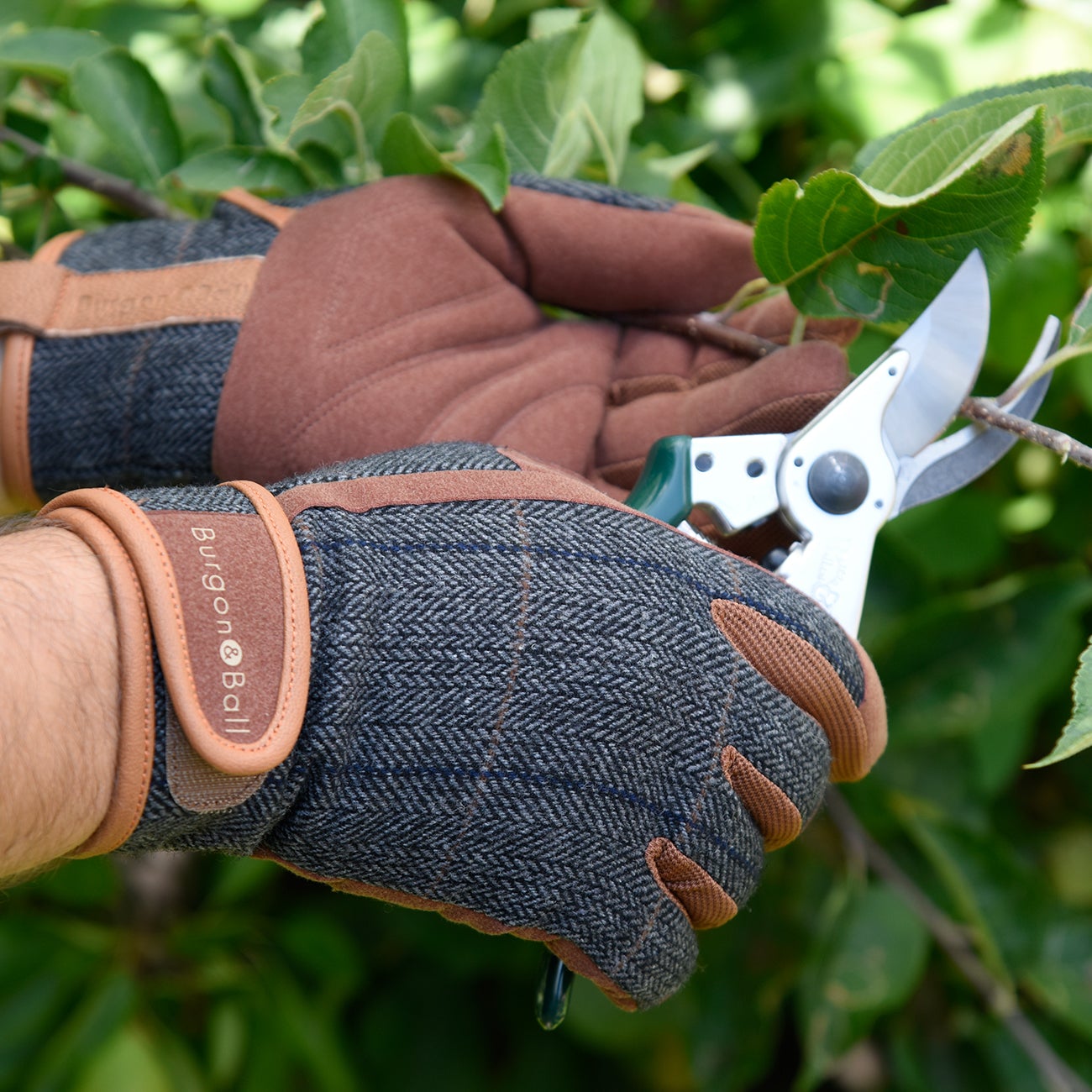 These ultra-soft gardening gloves have been created in classic denim fabric that doesn't stiffen when it gets wet.