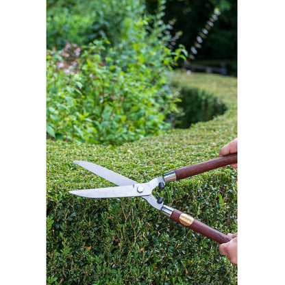This hedge shear has sharp scissor-action blades in strong high-carbon steel, ideal for making the precise, clean cuts which are optimal for plant health.