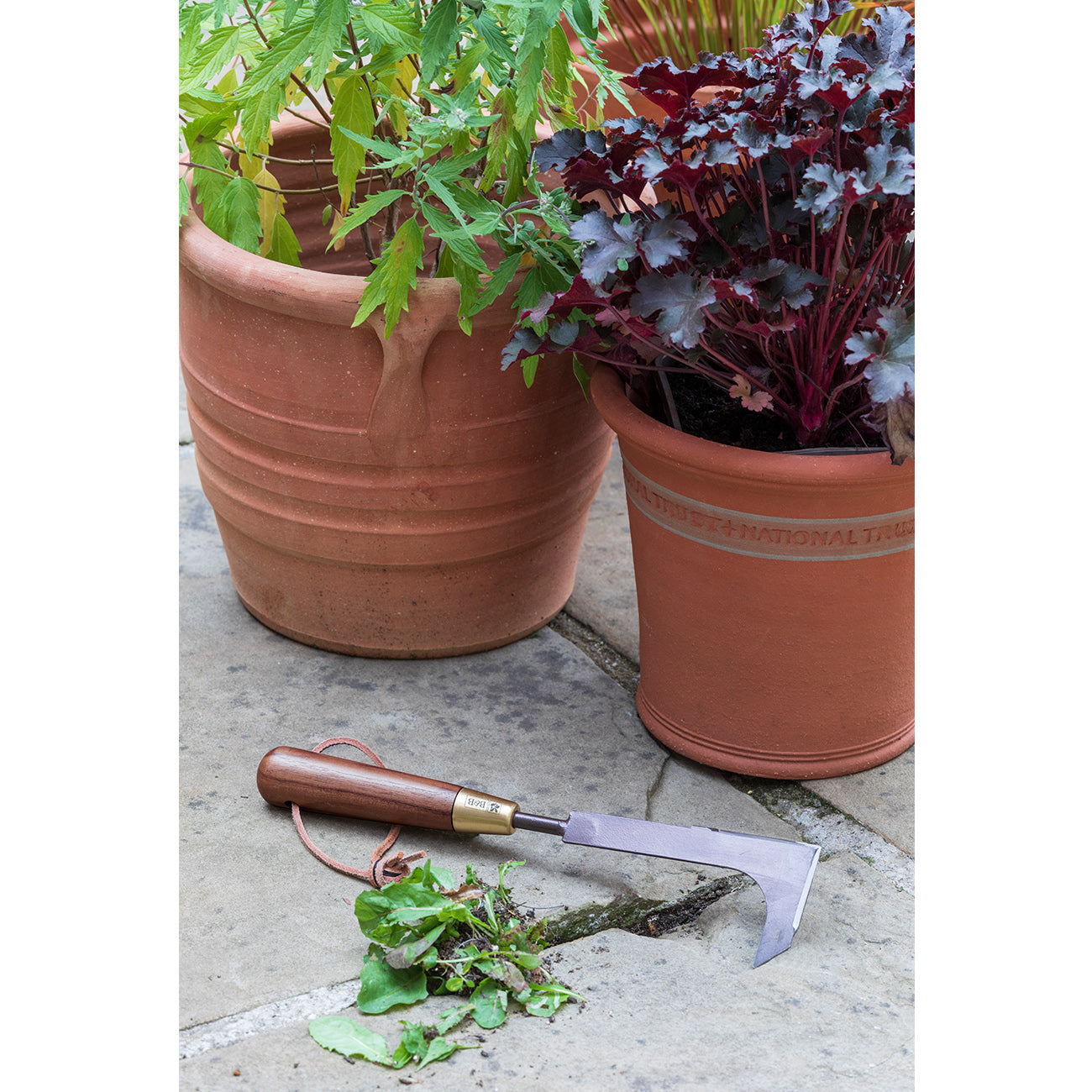 This National Trust patio weeding knife in strong high-carbon steel echoes the style and quality of the garden tools of yesteryear.