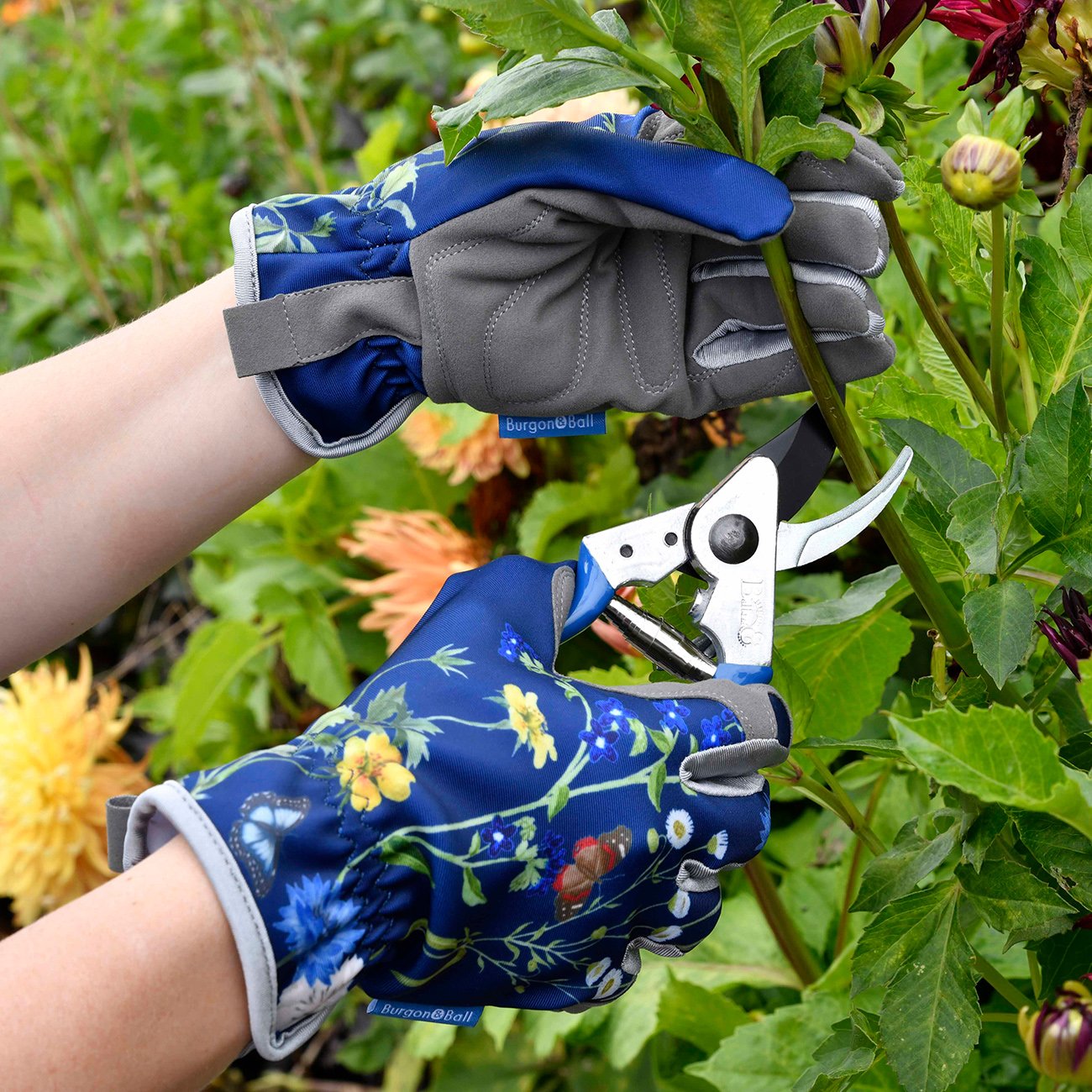 As a treat for yourself or as a beautiful and thoughtful gardening gift, these lovely ladies’ gardening gloves bring a touch of RHS style to the garden.