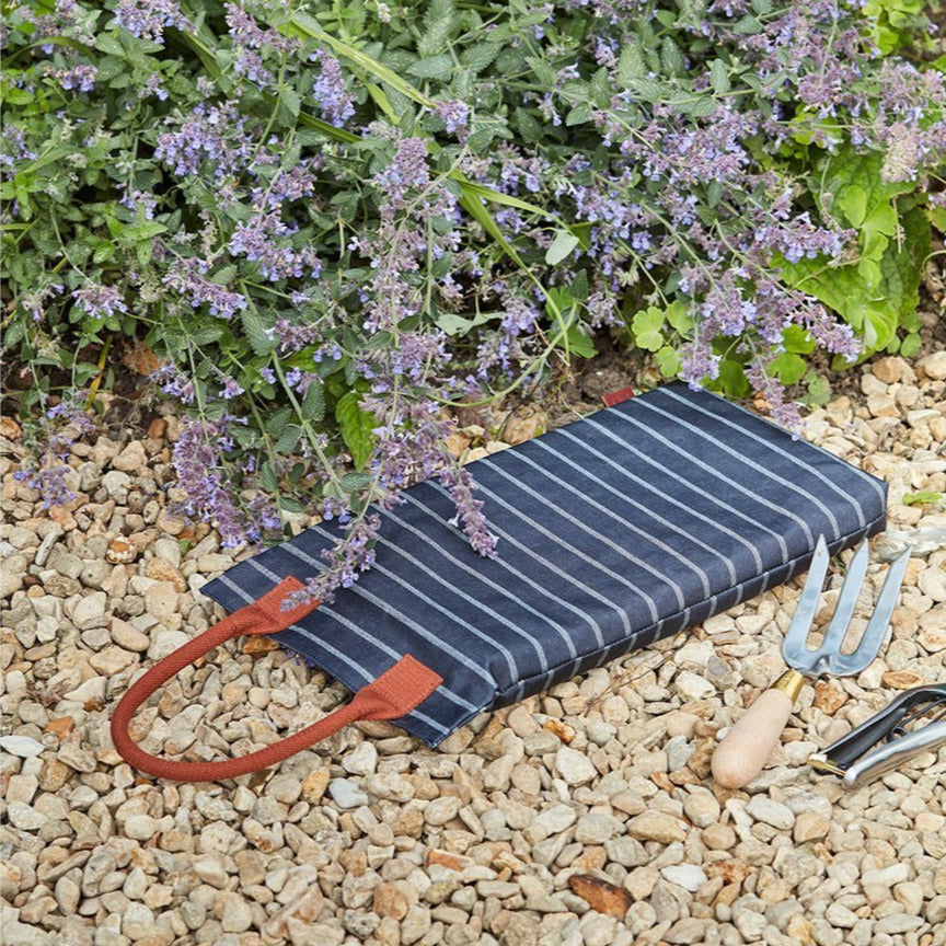 The super-comfortable kneeler has the same construction as our popular Kneelo® garden kneelers, with twin generous layers of memory foam around a lightweight EVA foam core. It’s a design which offers superb comfort for knees, even on gravel – or if you’re unfortunate enough to kneel on an unseen stone.
