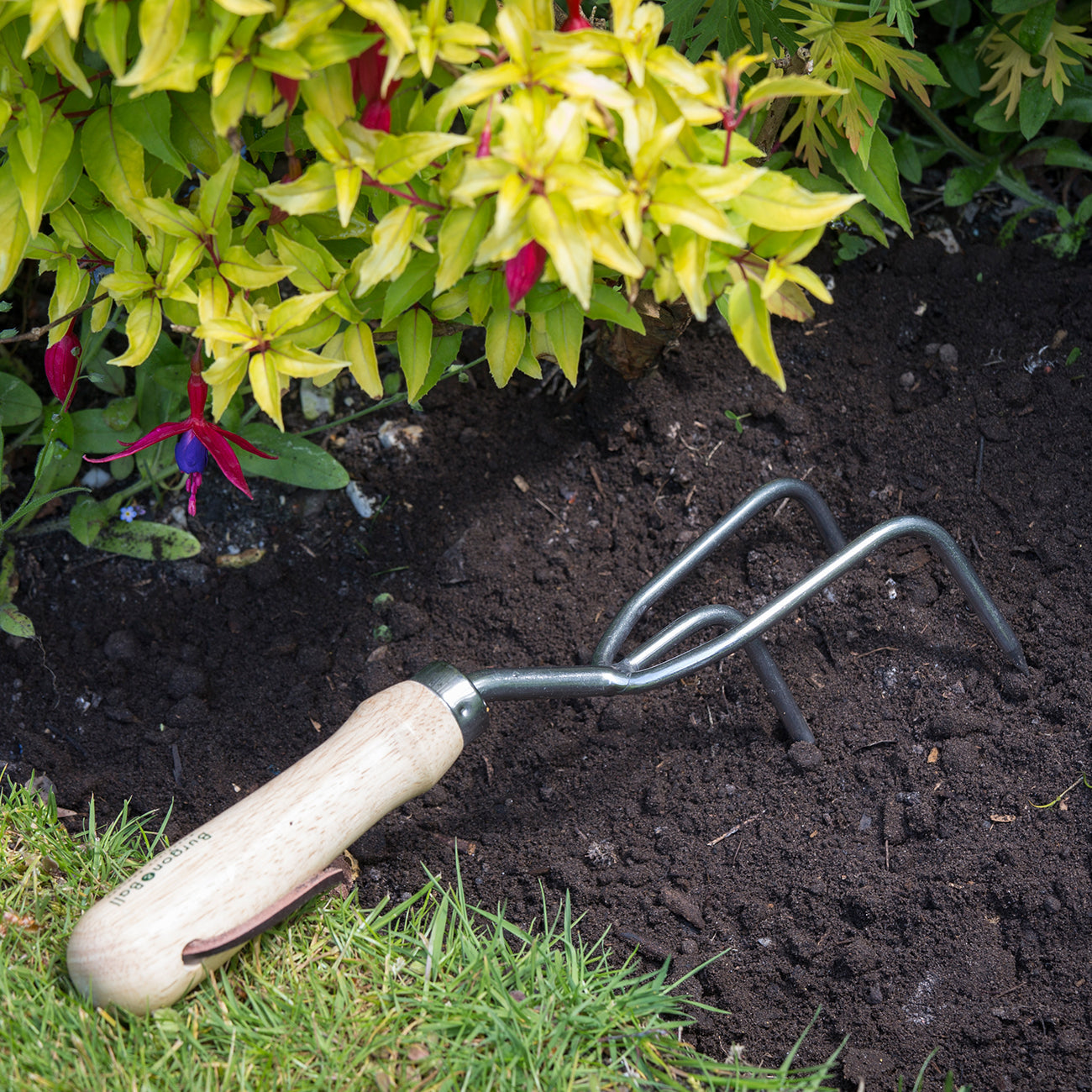 This stainless steel claw cultivator is endorsed by the Royal Horticultural Society, perhaps the ultimate gardening accolade.