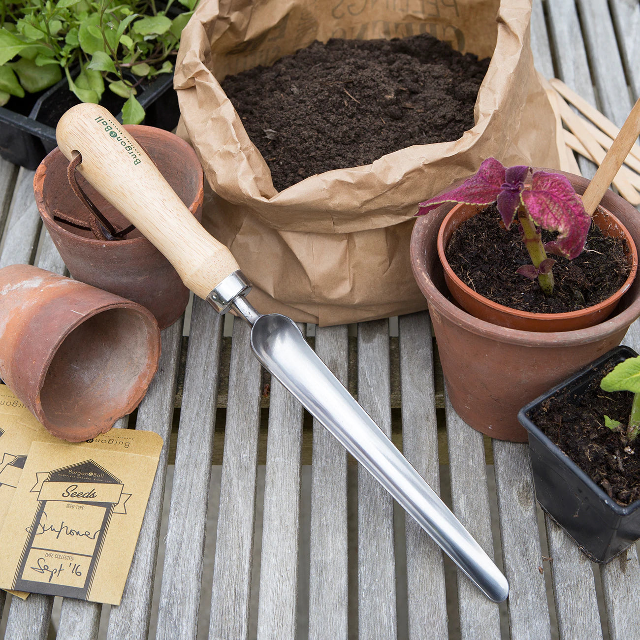 This stainless steel widger is endorsed by the Royal Horticultural Society, perhaps the ultimate accolade in the gardening world.