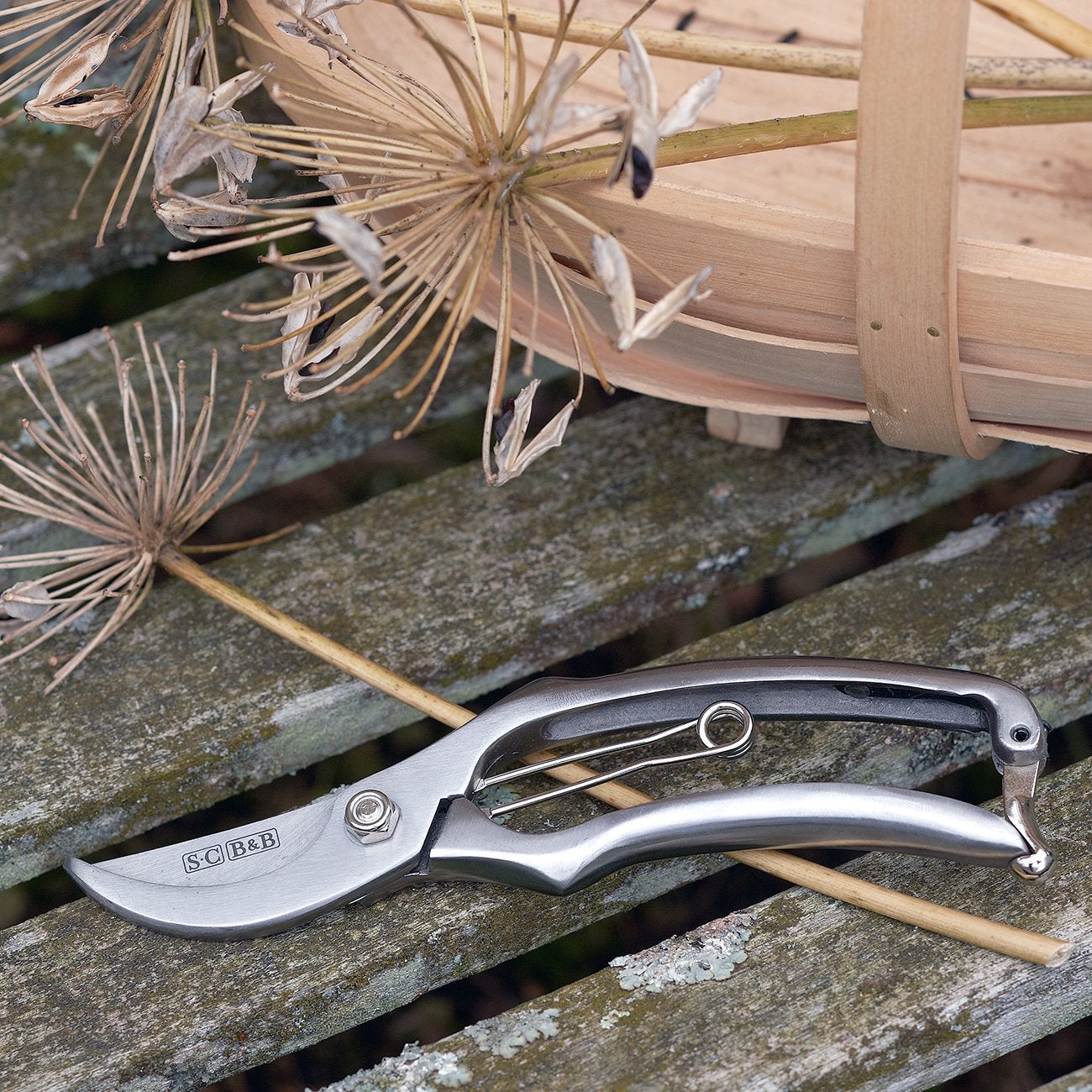 The handle, head and blade are crafted from a single piece of stainless steel, giving both strength and rust resistance. This garden pruner easily cuts growth up to 2cm in diameter, with a bypass action for making clean, healthy cuts on green growth.