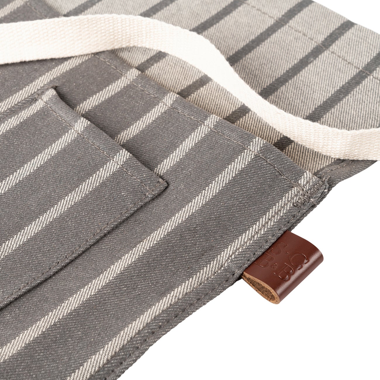 The timeless stripe design of the heavyweight ticking fabric is an enduring favourite, perfectly complementing the clean, understated design of this gardener’s apron.