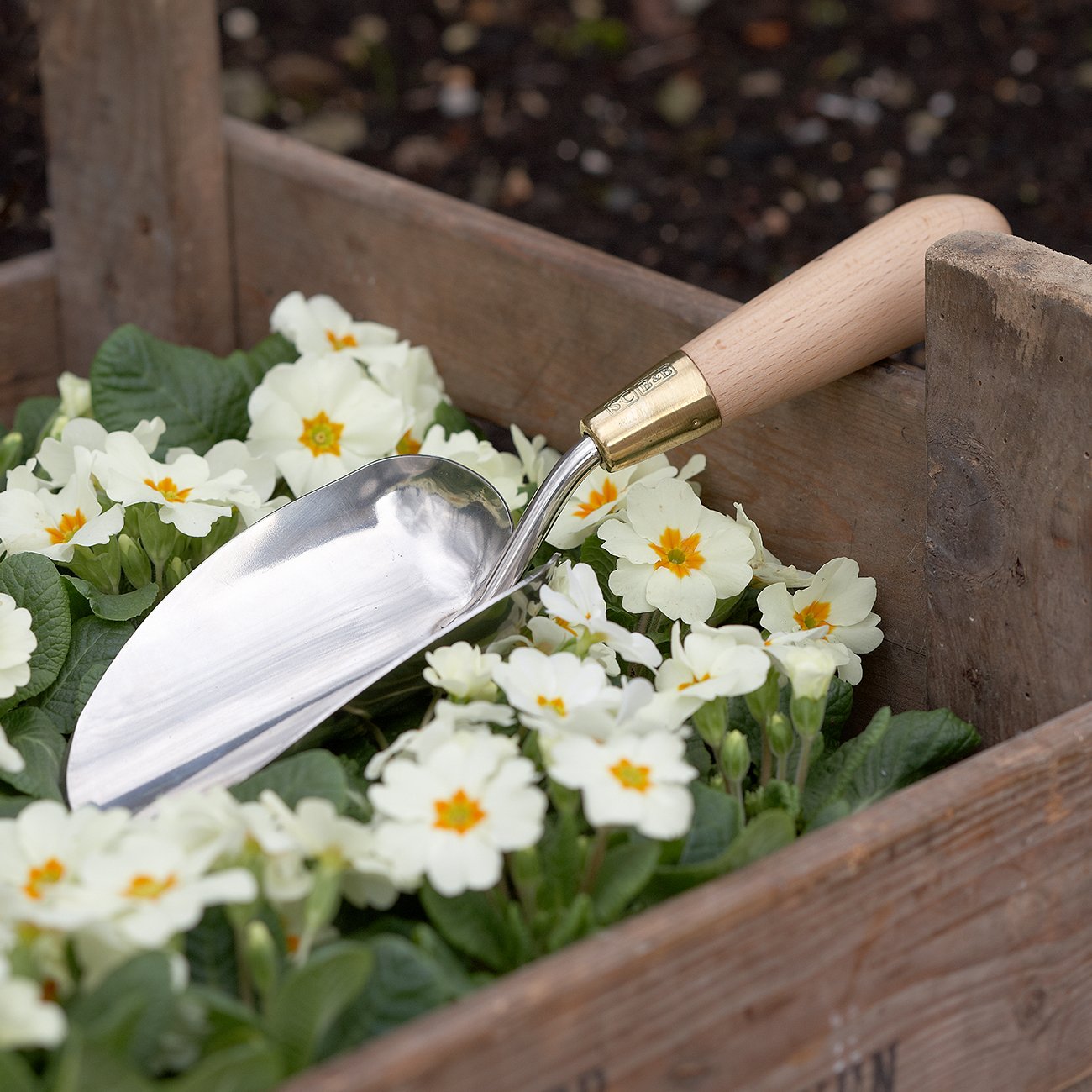 Combining designer flair with practicality, this garden trowel is a delight to use. Smaller and lighter than some hand trowels, it offers excellent control and comfort in use.