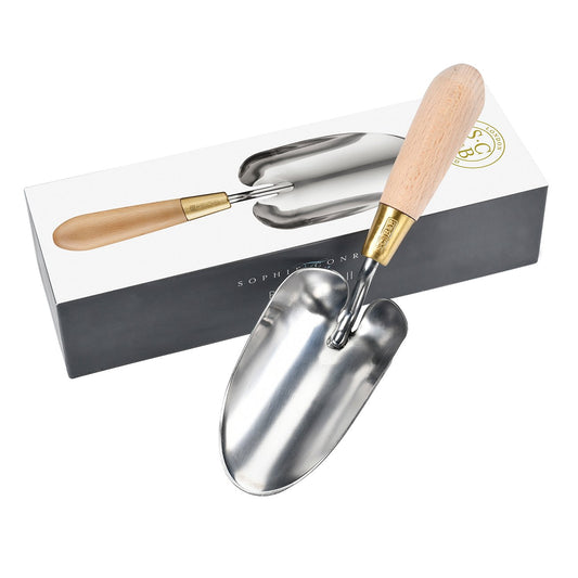 Presented in a stylish gift box, this garden trowel makes a beautiful and thoughtful gardening gift.