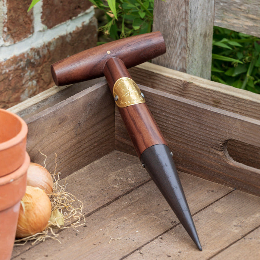 The pointed tip of this dibber swiftly and easily creates holes for transplanting plants, seedlings and bulbs. It’s so much easier than digging individual holes!